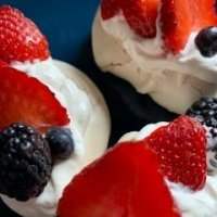 ANY Cook- Mini pavlovas aux baies rouges 